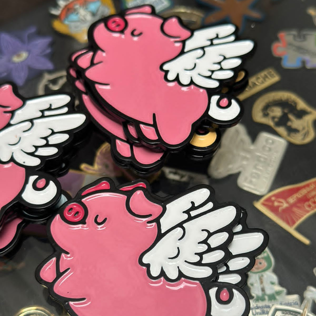 Iman cerdito con alas