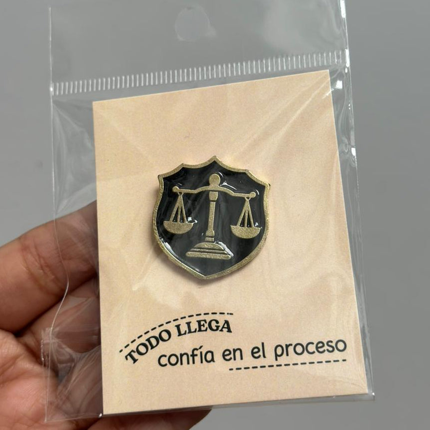 Pin Simbolo de derecho fondo negro