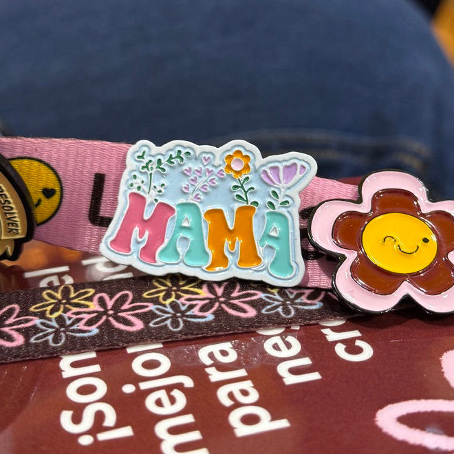 Pin mamá fondo blanco con flores