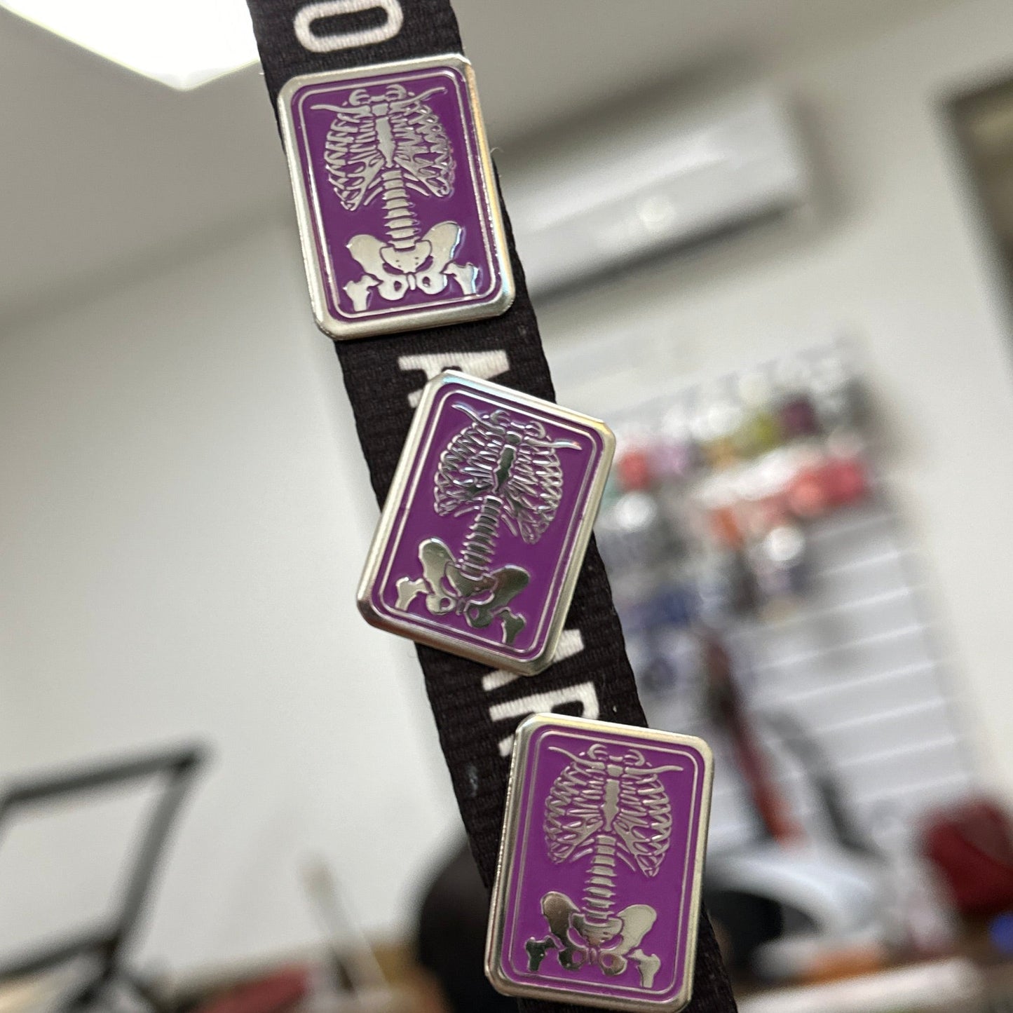 Pin radiología cuadrado / Fondo morado