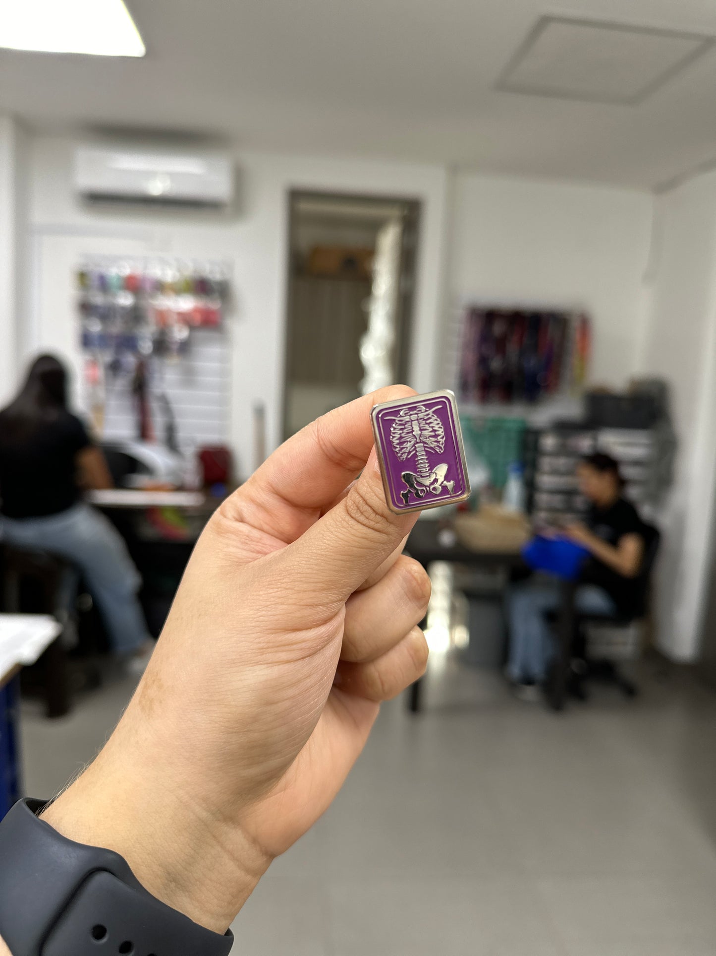Pin radiología cuadrado / Fondo morado