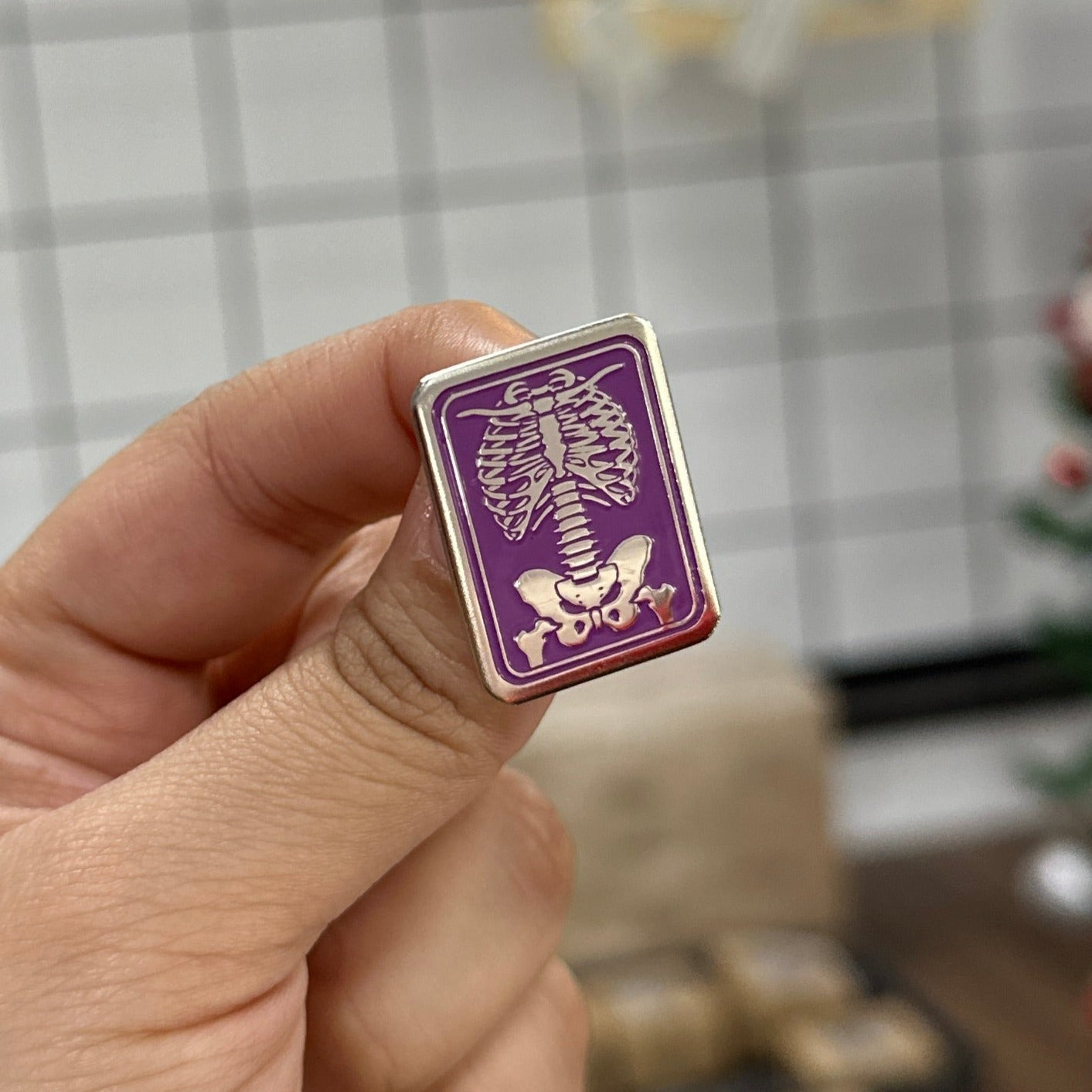 Pin radiología cuadrado / Fondo morado