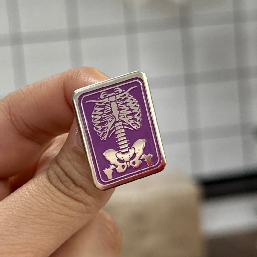 Pin radiología cuadrado / Fondo morado