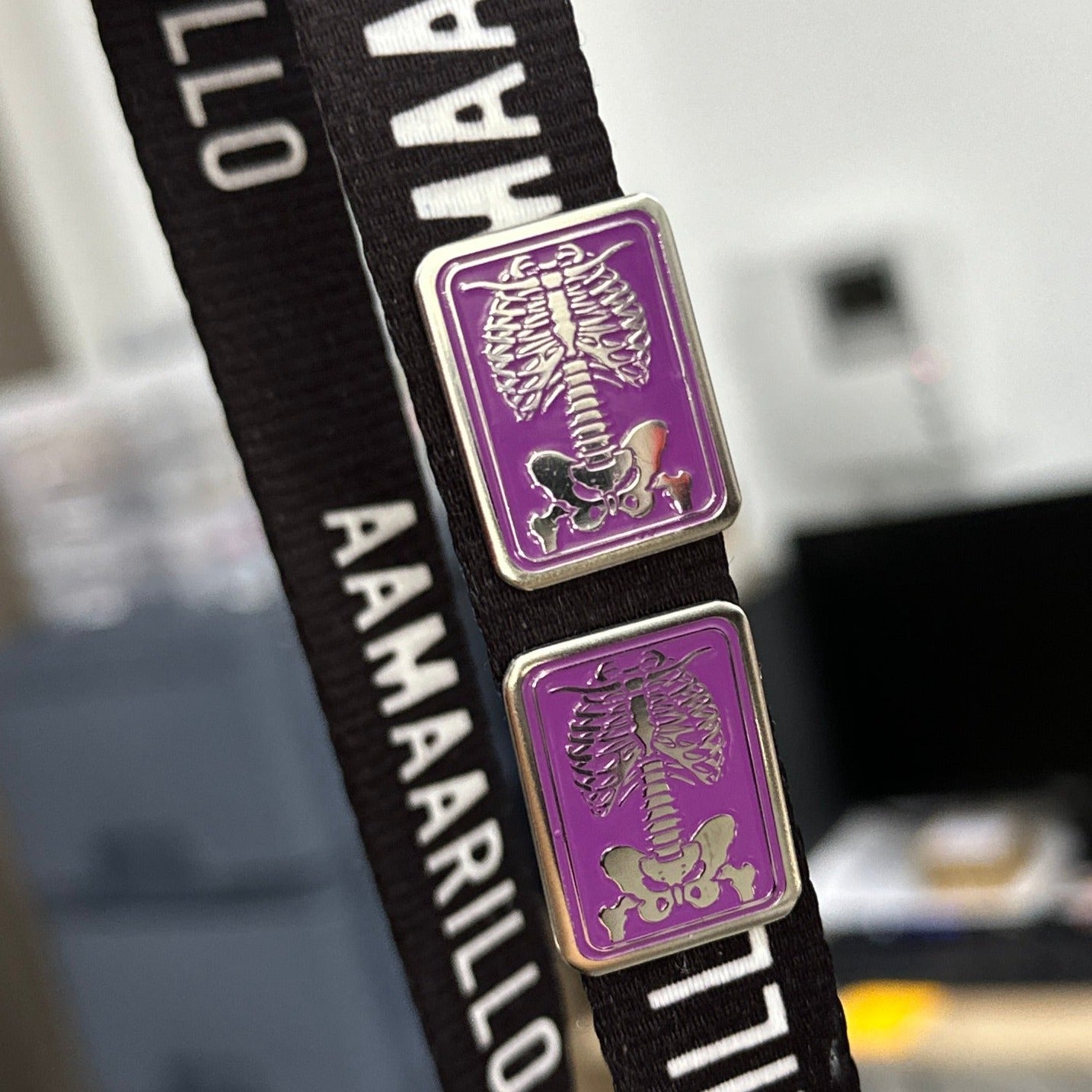 Pin radiología cuadrado / Fondo morado