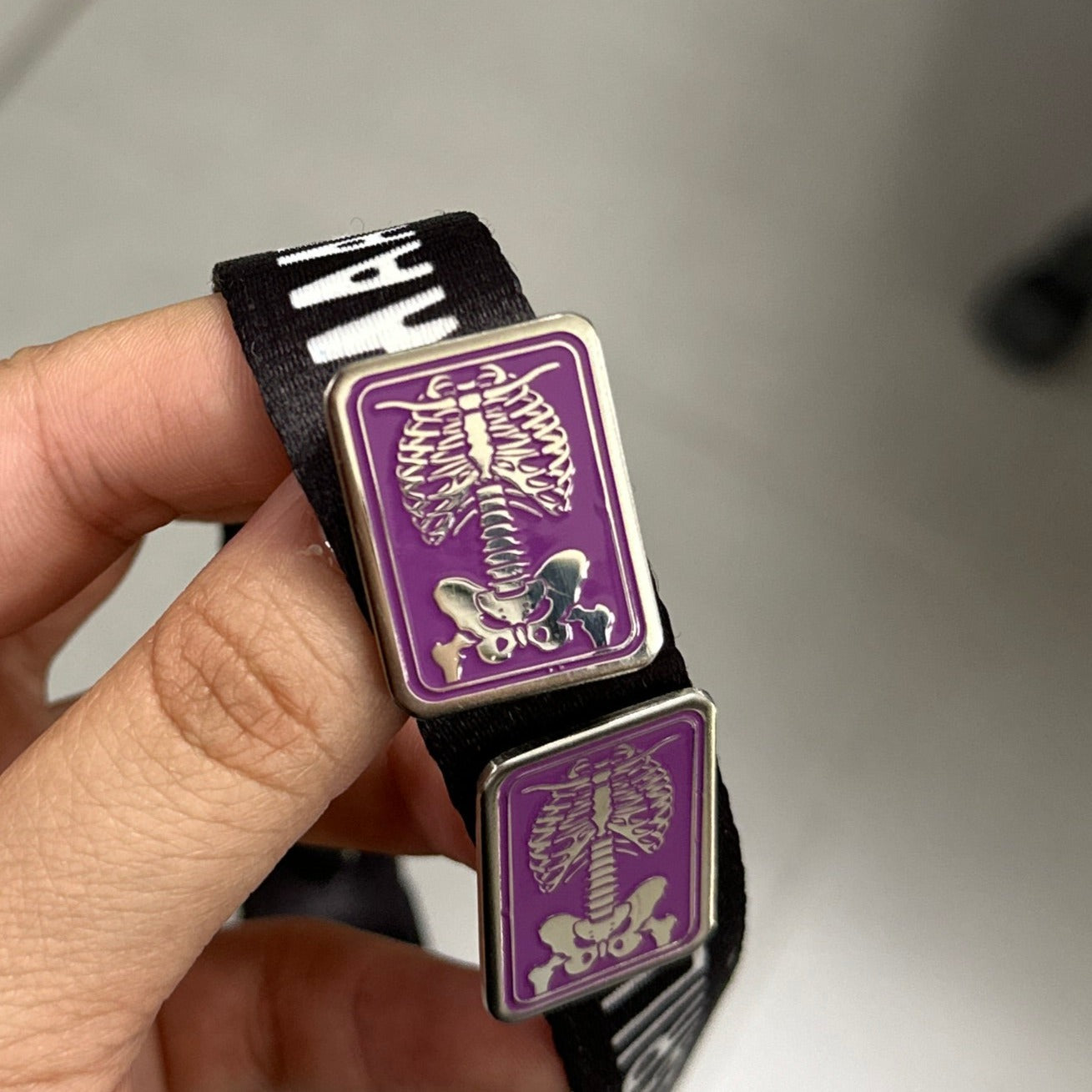 Pin radiología cuadrado / Fondo morado