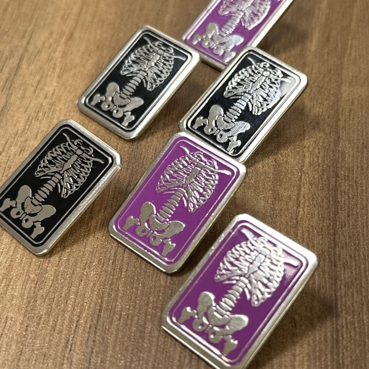 Pin radiología cuadrado / Fondo morado