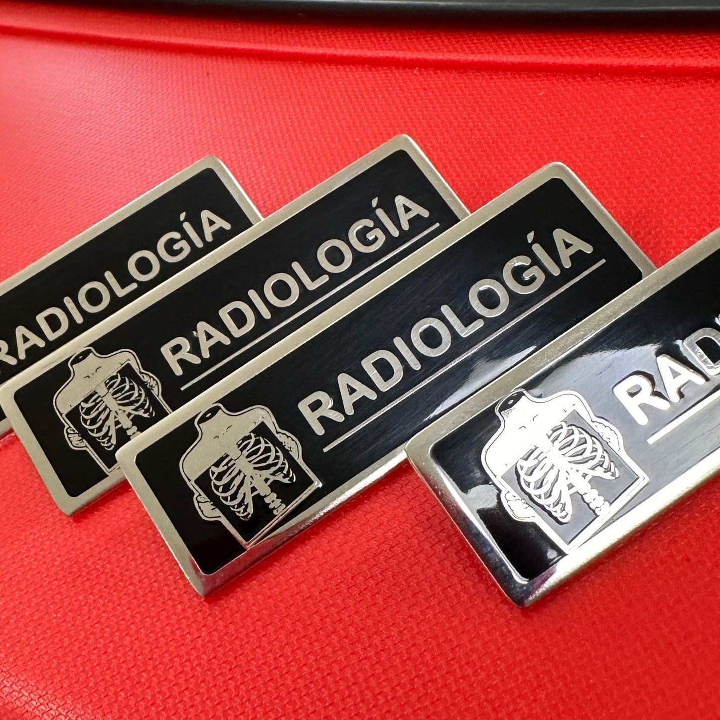 Escarapela radiología - Grabado sobre metal (fondo negro)
