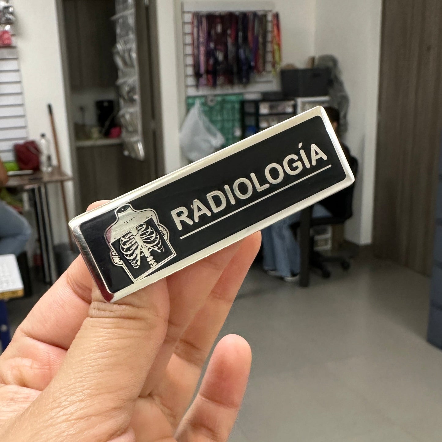 Escarapela radiología - Grabado sobre metal (fondo negro)