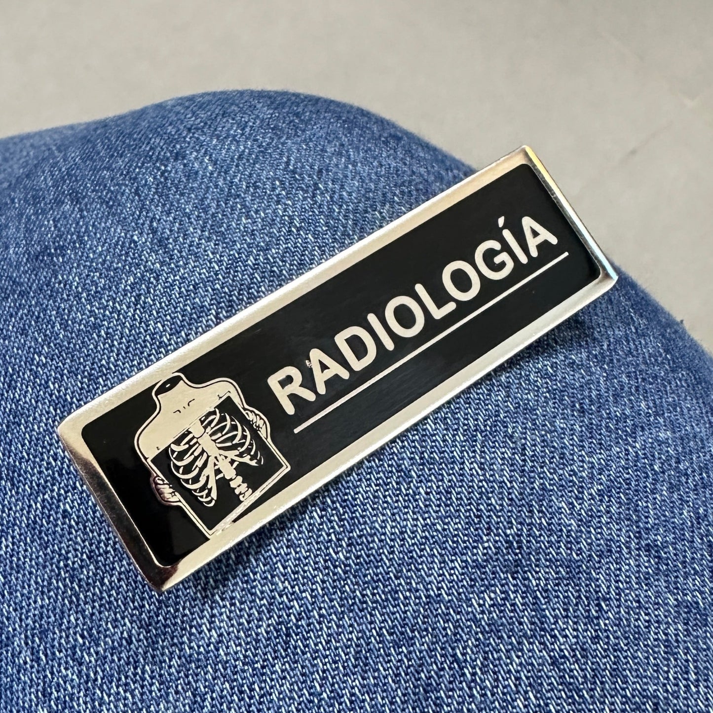 Escarapela radiología - Grabado sobre metal (fondo negro)