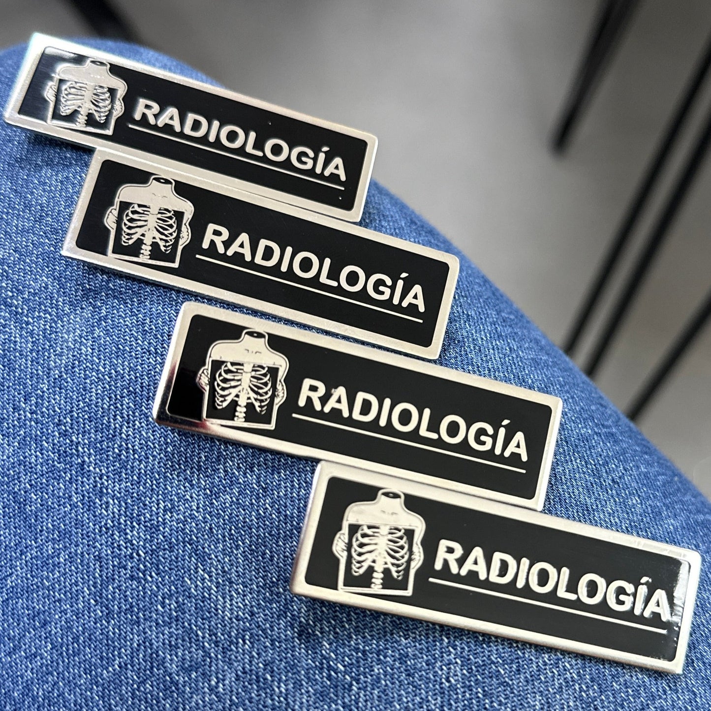 Escarapela radiología - Grabado sobre metal (fondo negro)