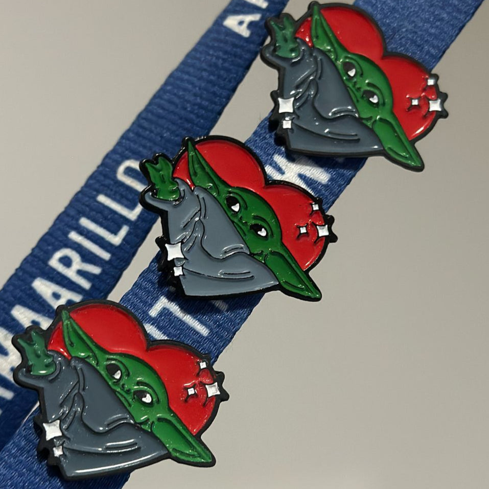 Pin baby yoda corazon grande