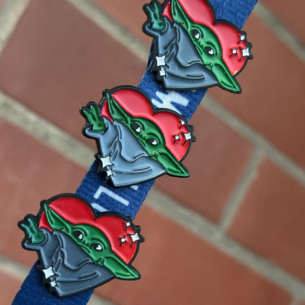 Pin baby yoda corazon grande