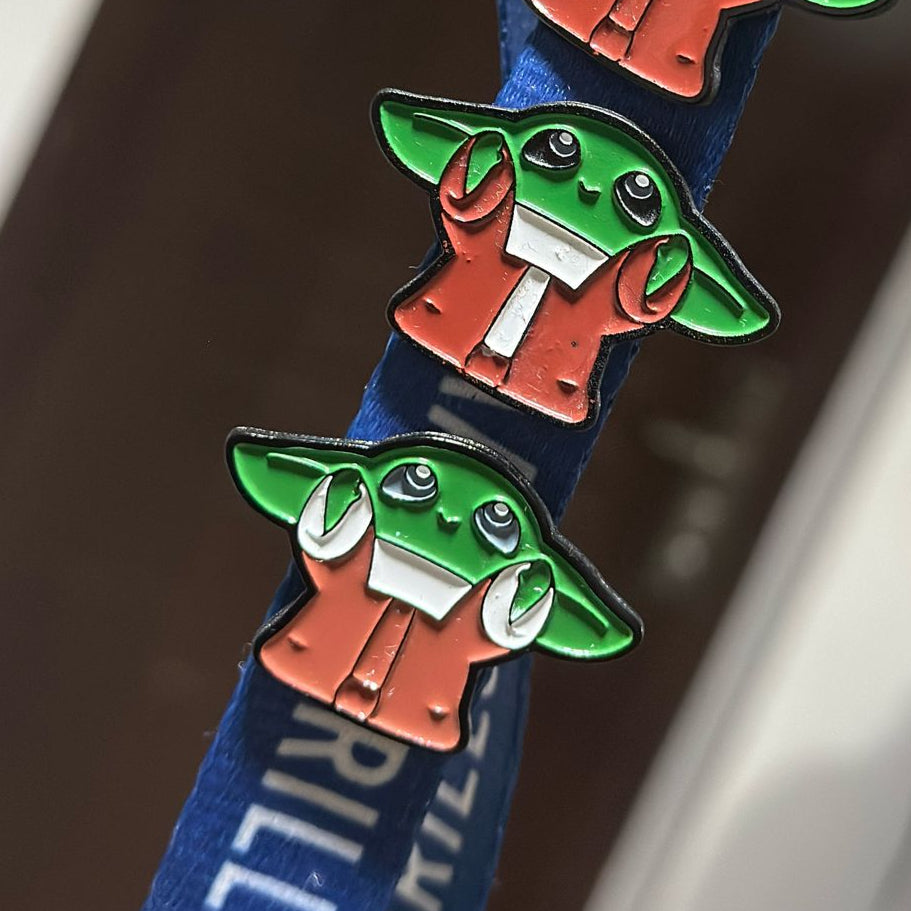 Pin Baby Yoda brazos abiertos
