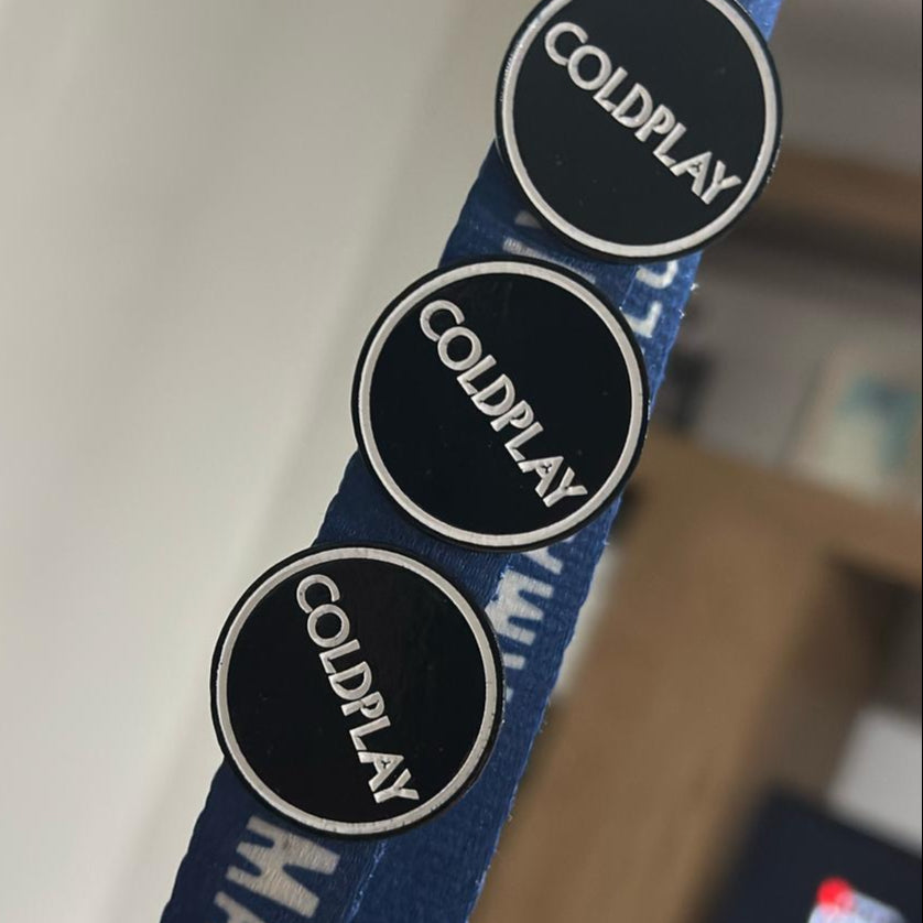 Pin logo fondo negro circular Coldplay
