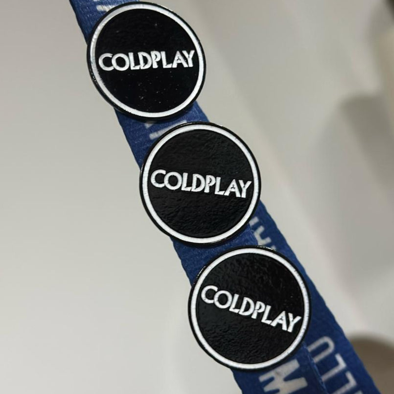 Pin logo fondo negro circular Coldplay