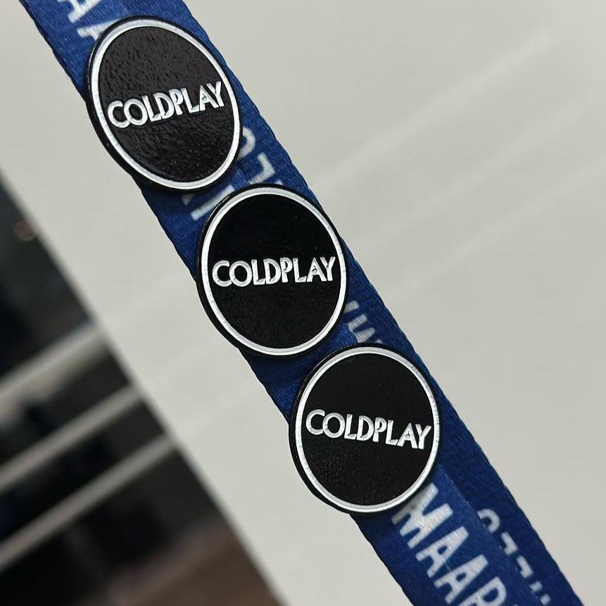 Pin logo fondo negro circular Coldplay