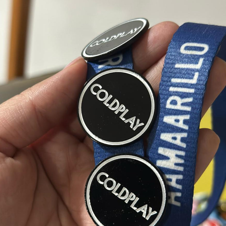 Pin logo fondo negro circular Coldplay