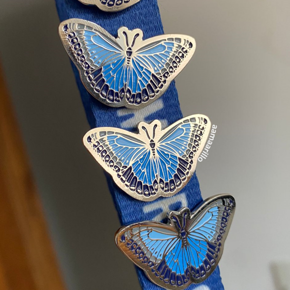 Pin mariposa azul