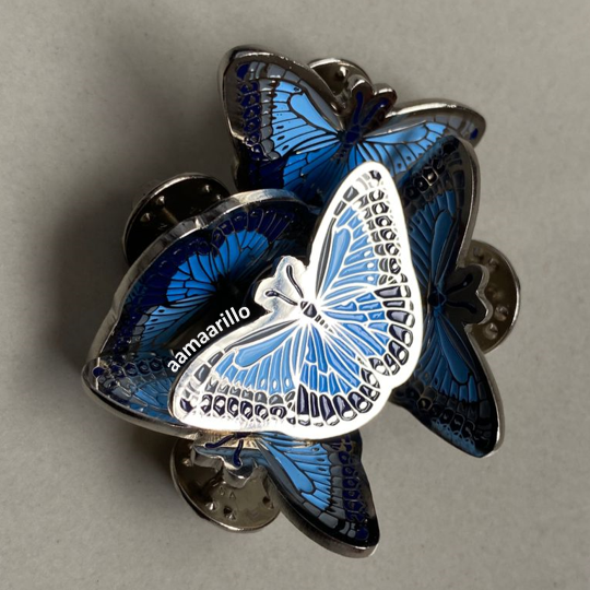 Pin mariposa azul