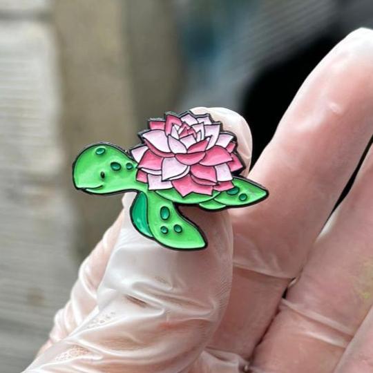 Pin tortuga florecida