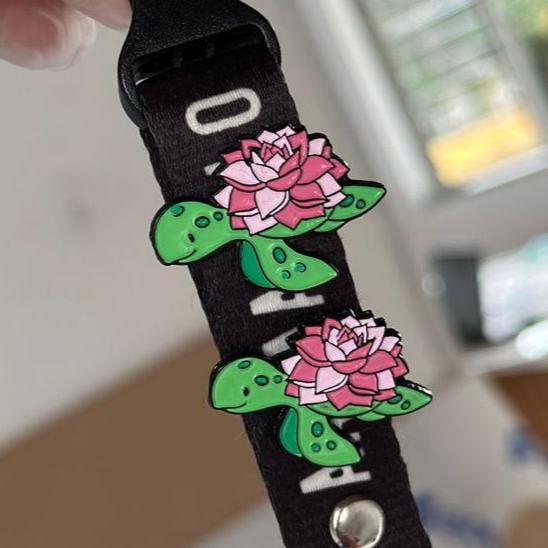 Pin tortuga florecida