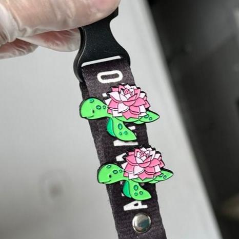 Pin tortuga florecida