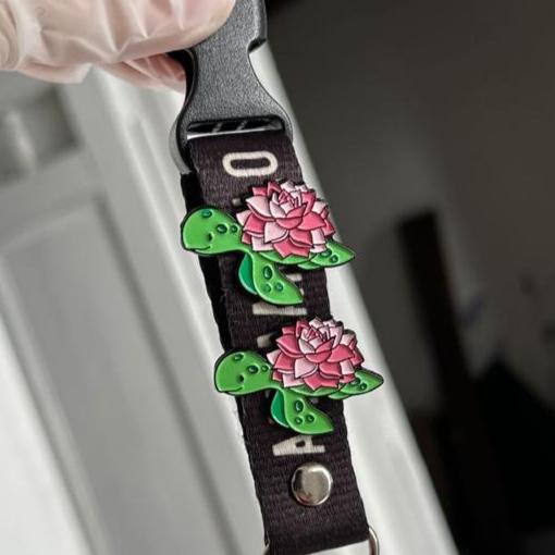 Pin tortuga florecida