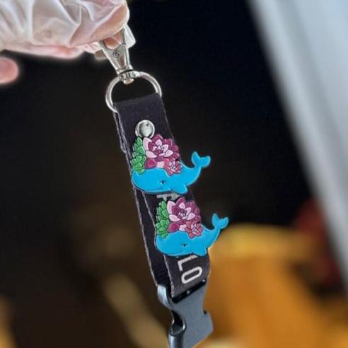 Pin delfín florecido