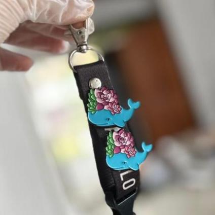 Pin delfín florecido
