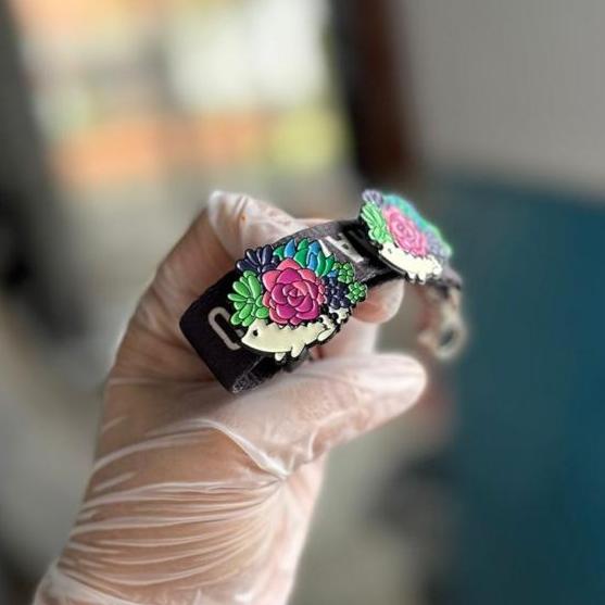 Pin cuerpo espín florecido