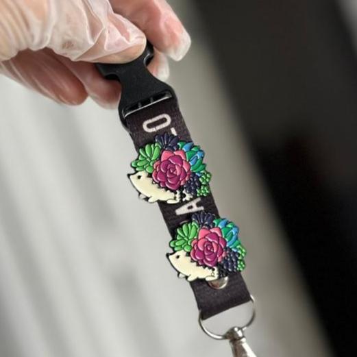 Pin cuerpo espín florecido