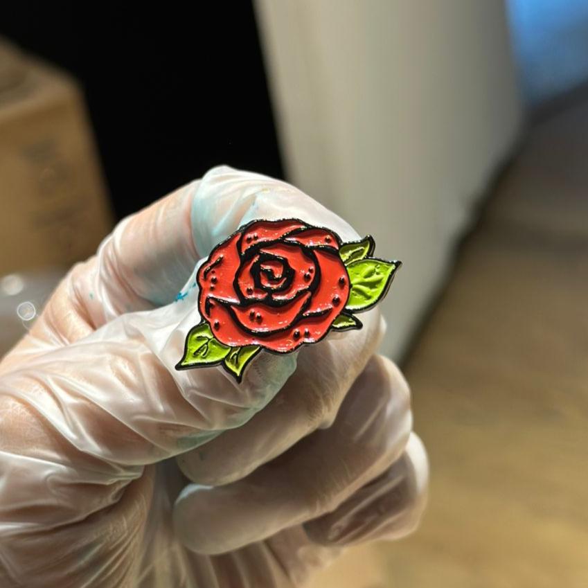 Pin rosa roja sencilla