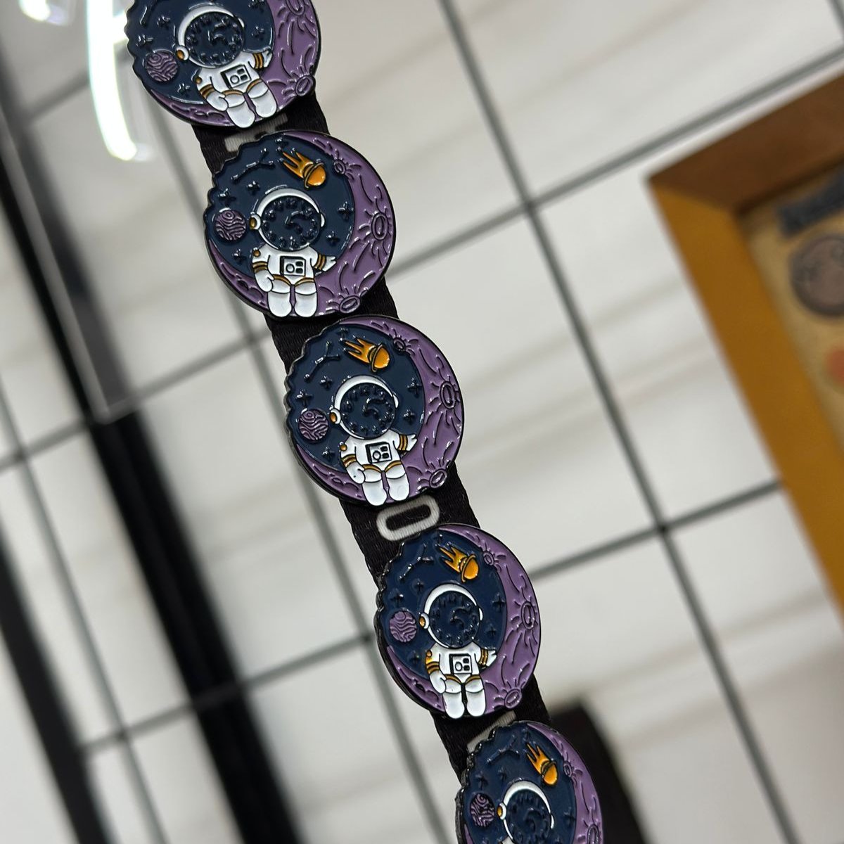 Pin astronauta luna morada