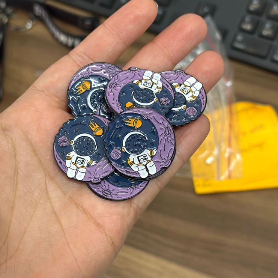 Pin astronauta luna morada