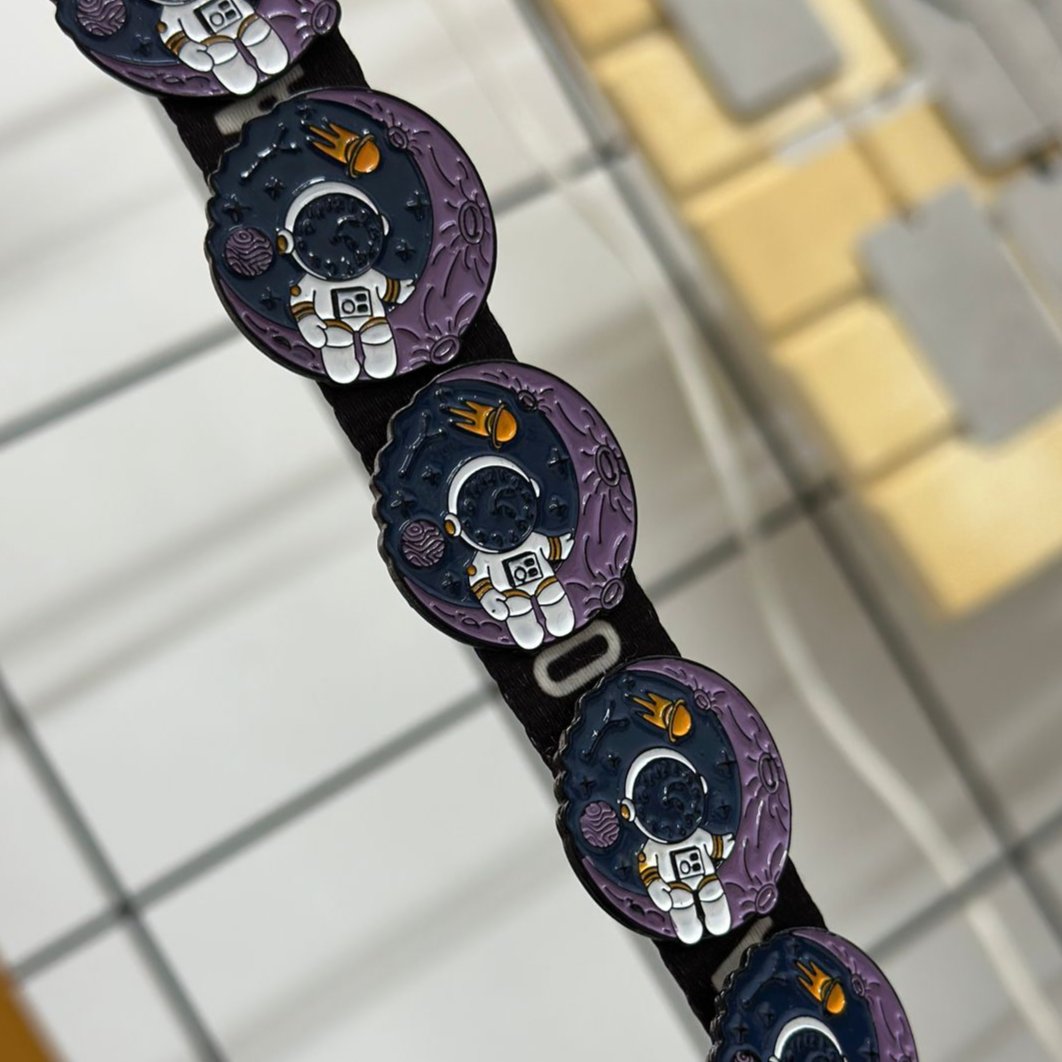 Pin astronauta luna morada