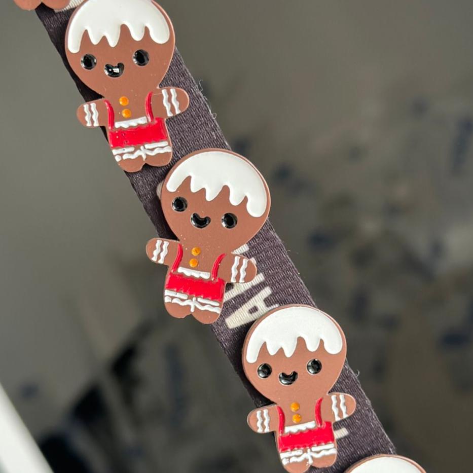 Pin galleta Navidad café overol rojo