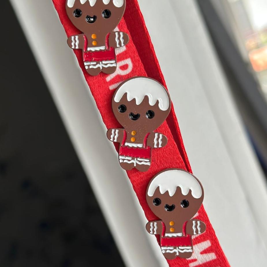 Pin galleta Navidad café overol rojo