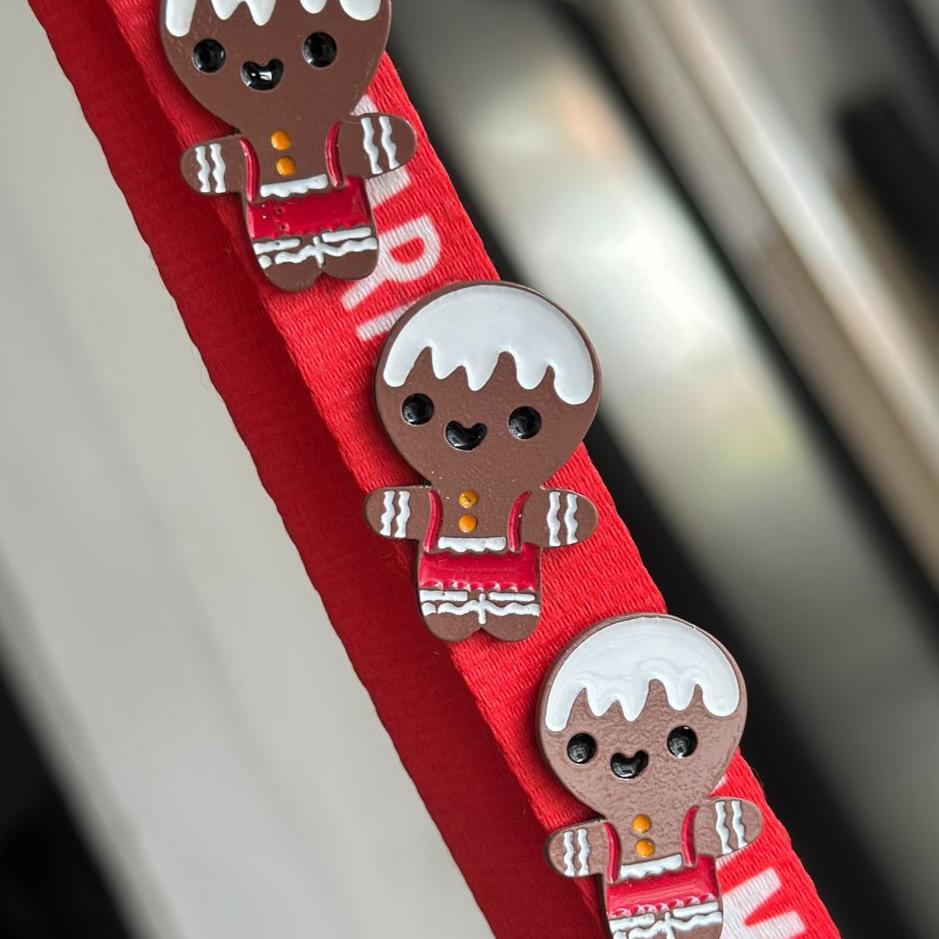 Pin galleta Navidad café overol rojo