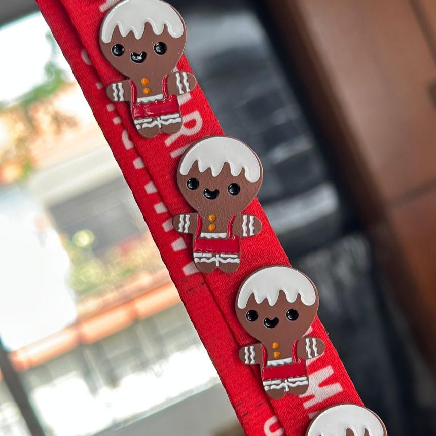Pin galleta Navidad café overol rojo