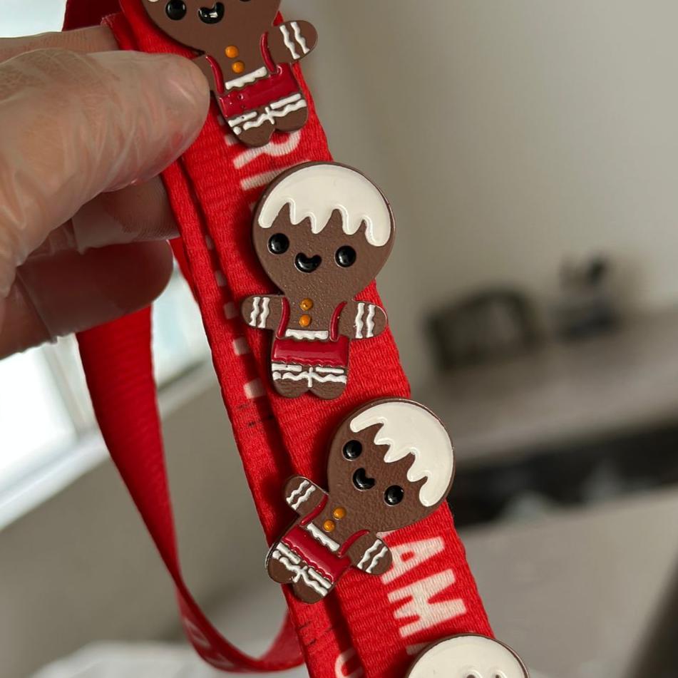 Pin galleta Navidad café overol rojo