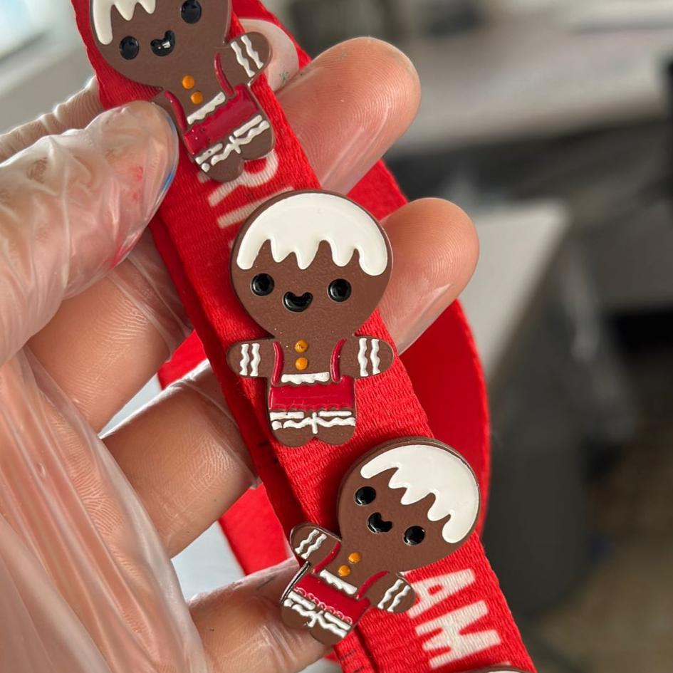 Pin galleta Navidad café overol rojo