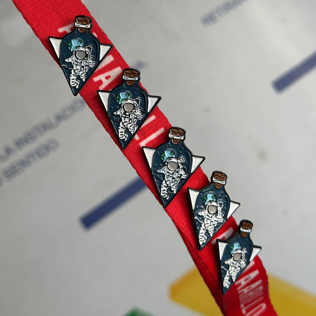 Pin astronauta triangular en planeta