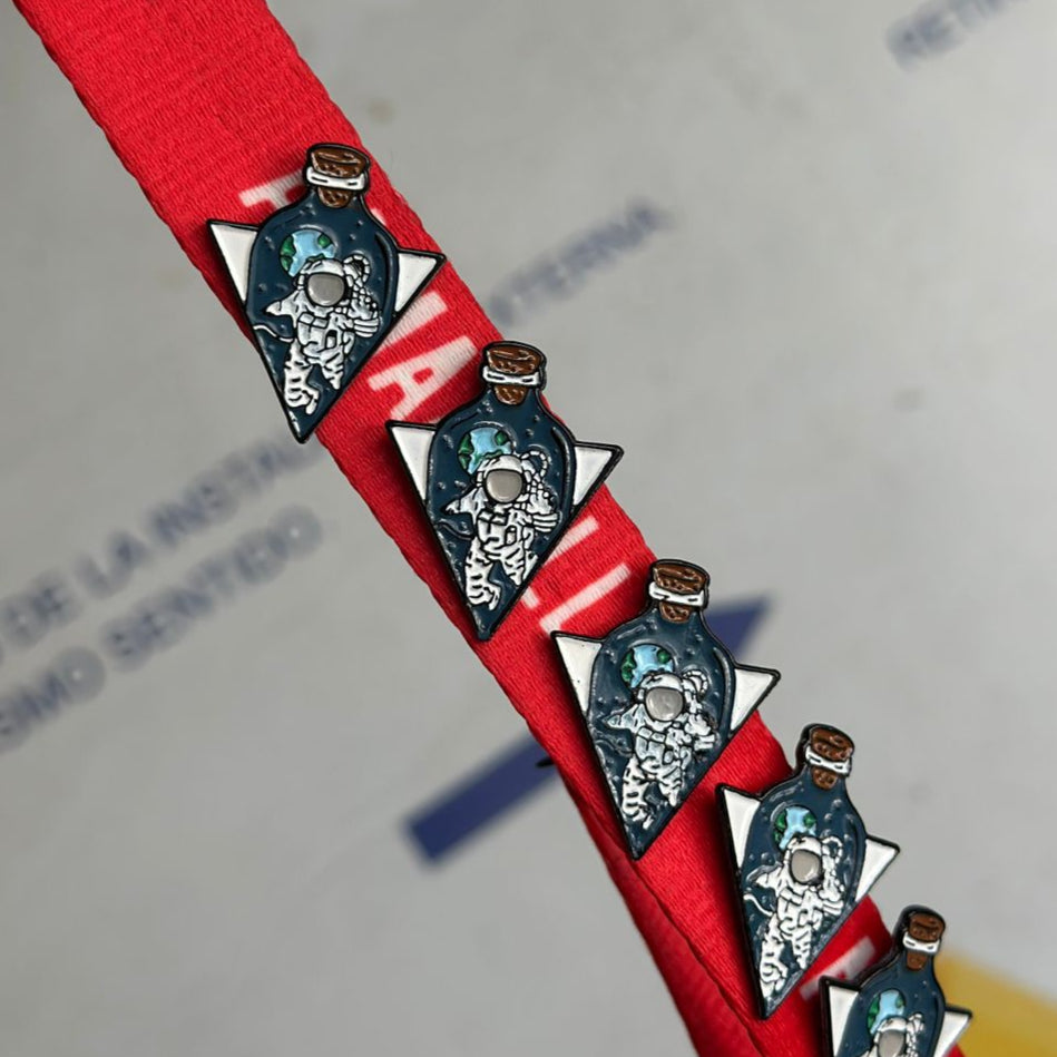 Pin astronauta triangular en planeta