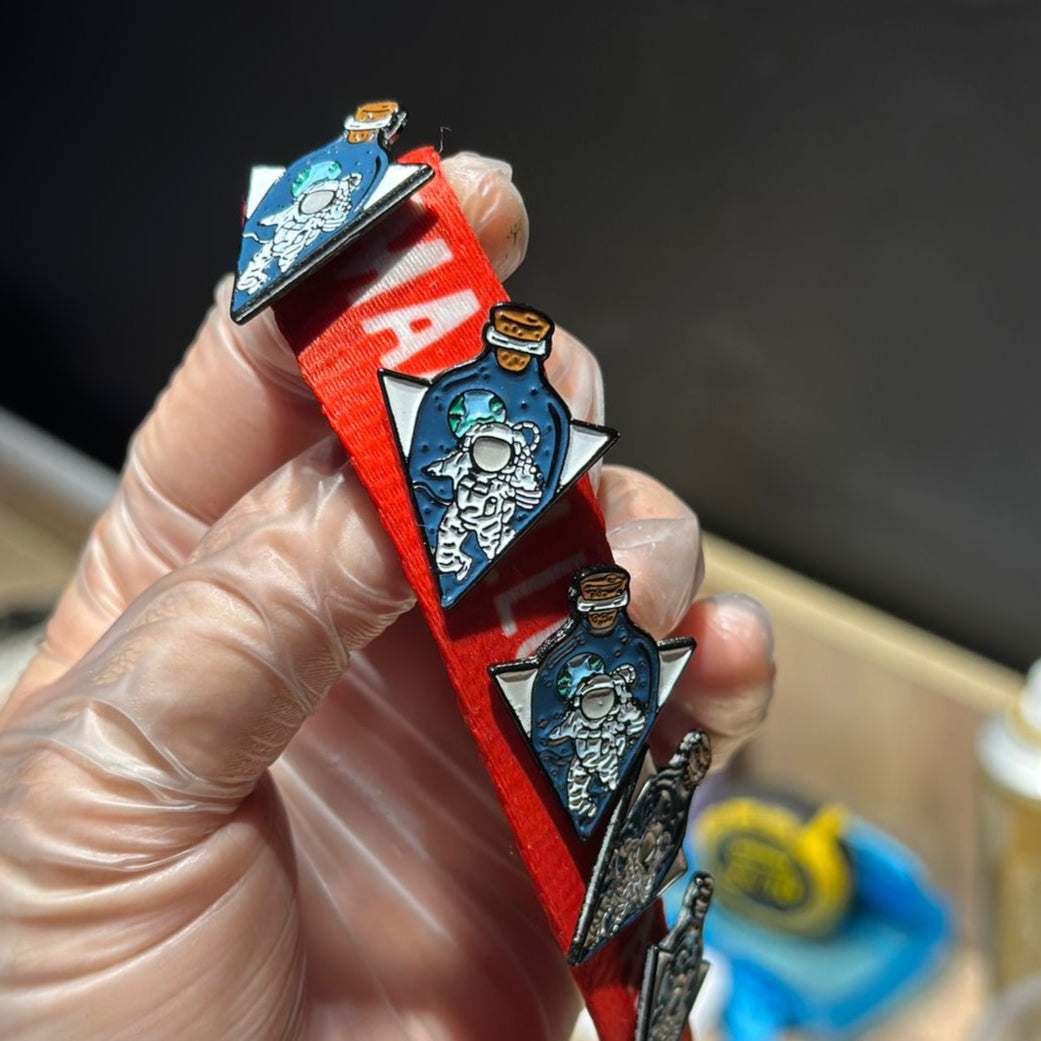 Pin astronauta triangular en planeta