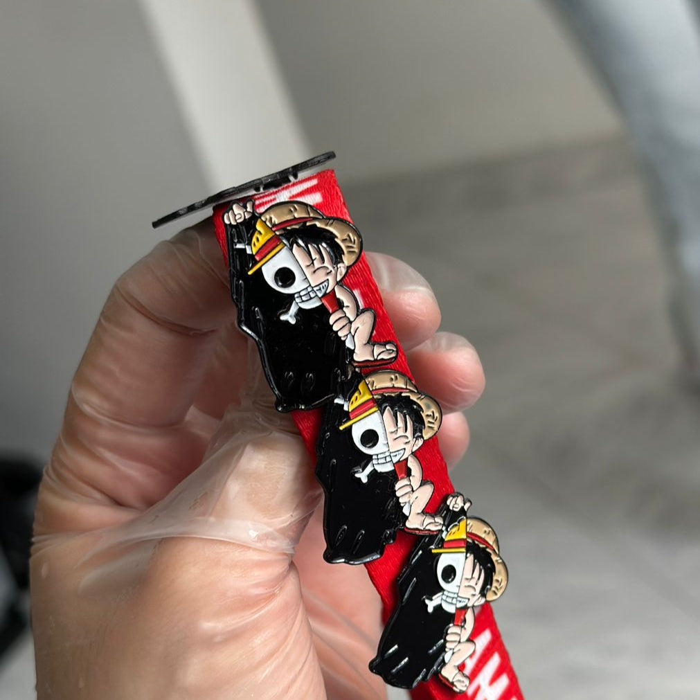 Pin Luffy completo manta negra