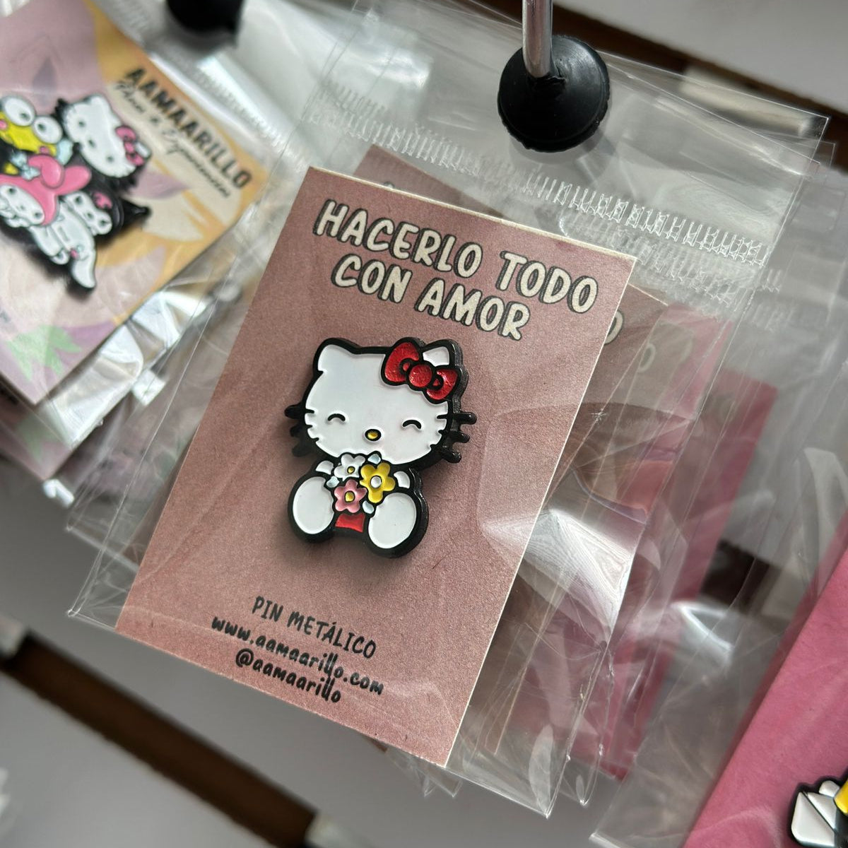 Pin Hello Kitty con flores