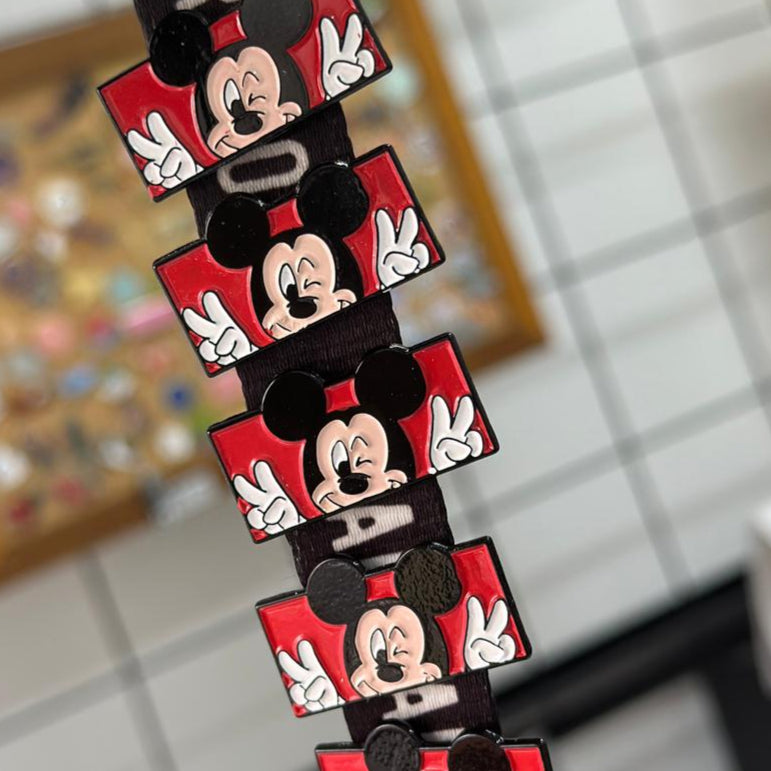 Pin Mickey cabeza y manos peace