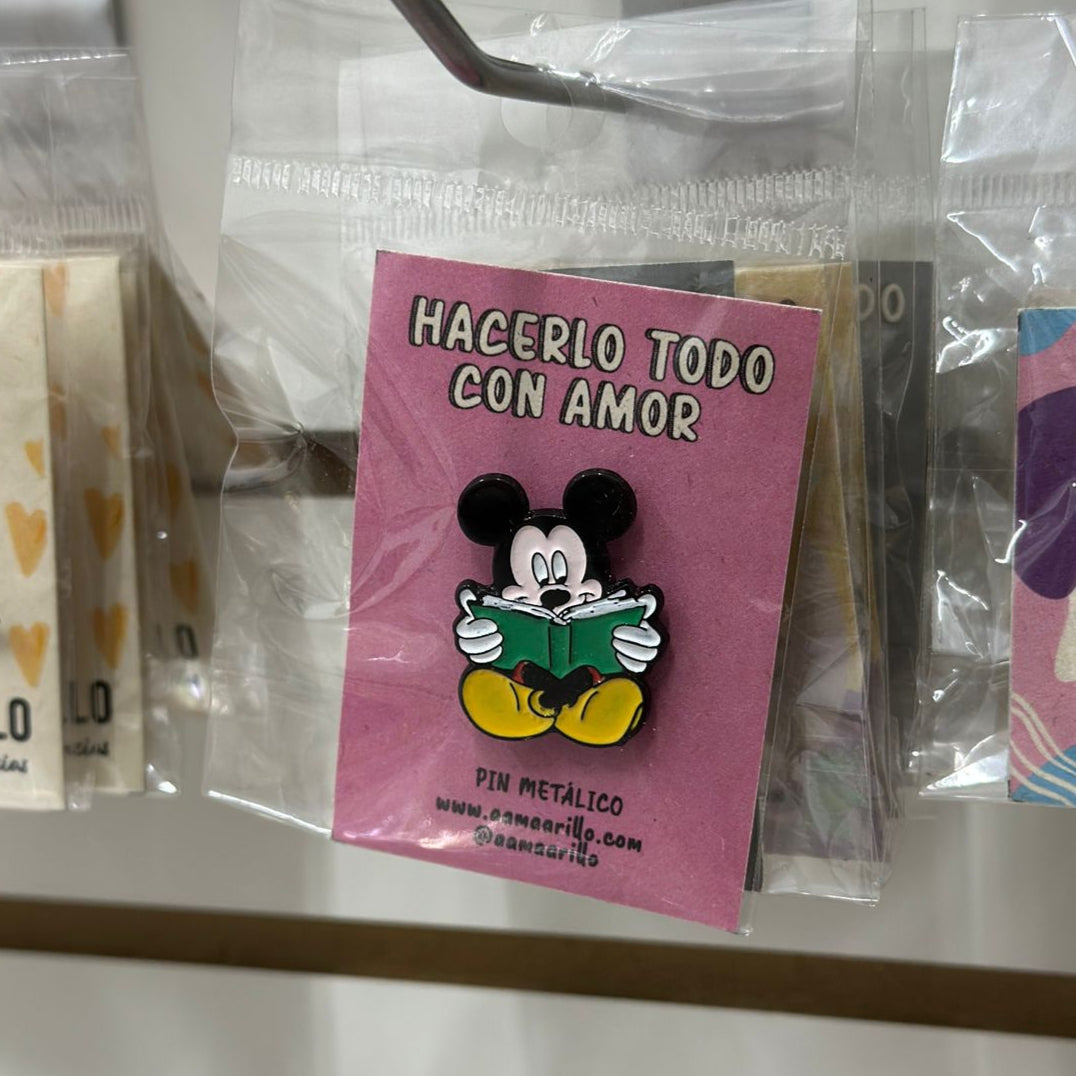 Pin Mickey Mouse leyendo / Libro verde