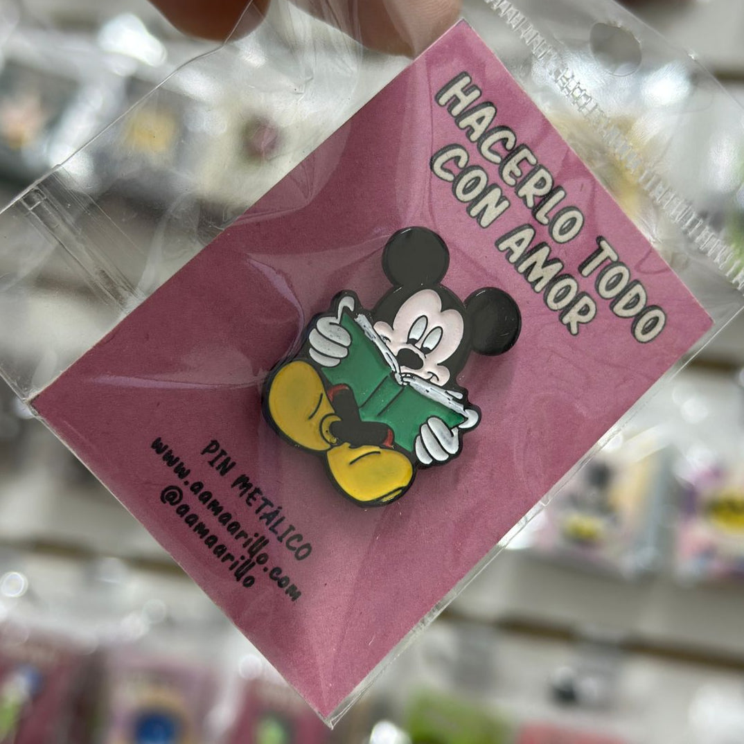 Pin Mickey Mouse leyendo / Libro verde