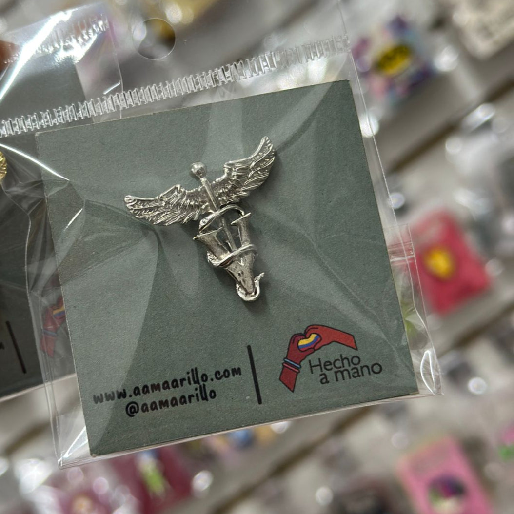Pin logo veterinaria / Plateado
